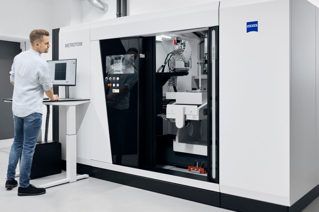 Metrology Forum – Technologie trifft Praxis Mitarbeiter steht direkt vor dem Metronom und beobachtet den Messvorgang